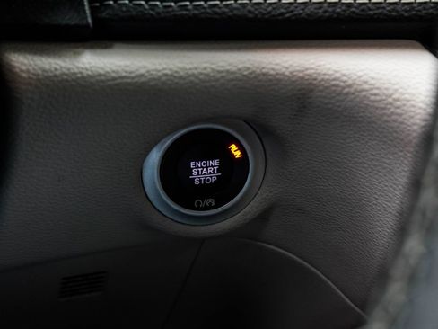 Used 2023 Chrysler Pacifica Limited image 36