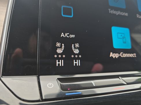 Used 2025 Volkswagen Atlas SE image 29