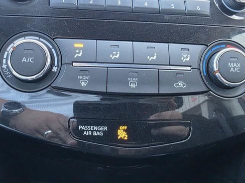 Used 2016 Nissan Rogue SV FWD image 18