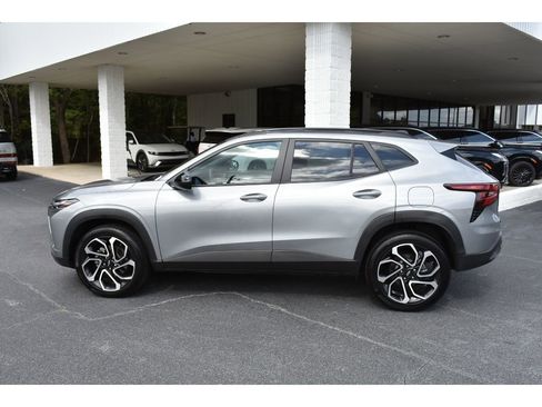 Used 2025 Chevrolet Trax RS w/ Driver Confidence Package image 2