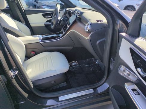 Used 2025 Mercedes-Benz GLC 350e 4MATIC image 23