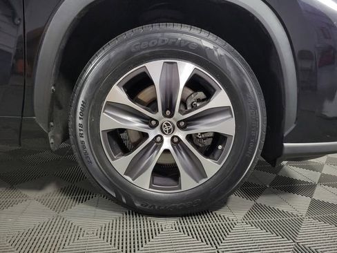 Used 2023 Toyota Highlander XLE FWD image 11