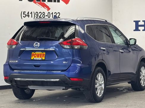 Used 2017 Nissan Rogue SV image 3