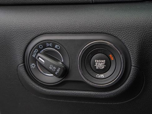 Used 2021 Maserati Levante S image 25