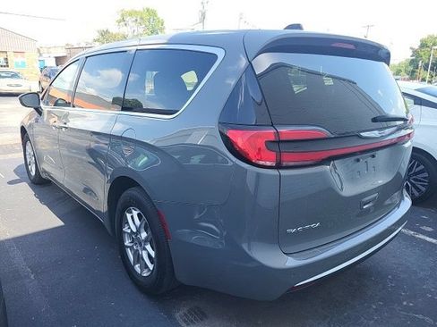 Used 2025 Chrysler Pacifica Select FWD image 2