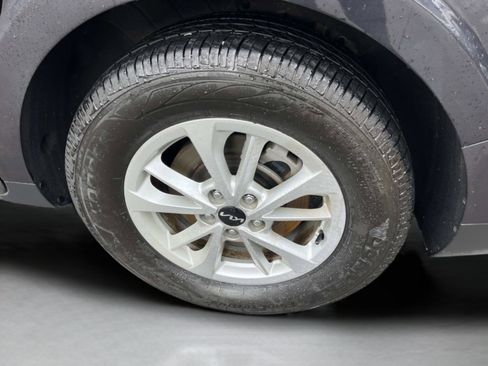 Certified 2024 Kia Carnival LX image 11