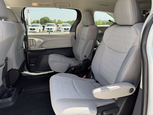 Used 2022 Toyota Sienna LE FWD image 27