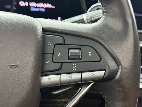 Used 2021 Cadillac Escalade Premium Luxury AWD/4WD image 35