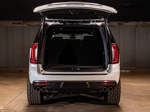 Used 2024 GMC Yukon XL Denali Ultimate AWD/4WD image 9