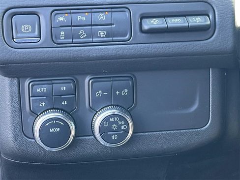 Used 2024 GMC Yukon XL Denali image 29