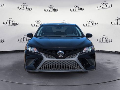 Used 2018 Toyota Camry SE image 2