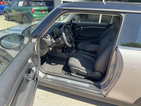 Used 2023 MINI Cooper 2-Door Hardtop FWD image 5