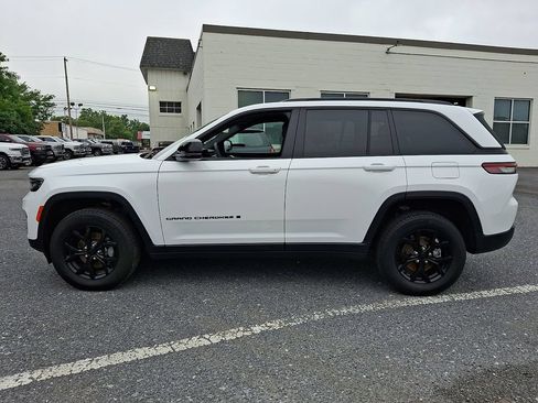 Used 2025 Jeep Grand Cherokee Altitude AWD/4WD image 9