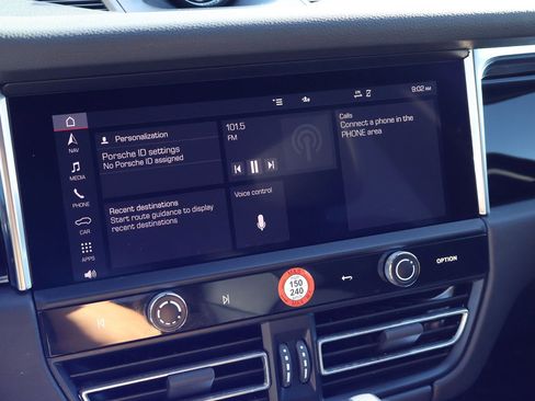 Certified 2025 Porsche Macan image 17