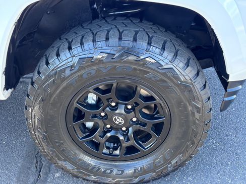 Used 2021 Toyota Tacoma SR5 AWD/4WD image 11