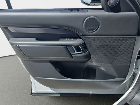 Used 2025 Land Rover Discovery Metropolitan Edition image 29