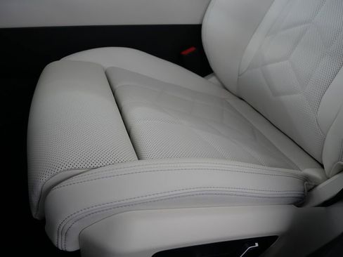 Used 2025 BMW 530i w/ Premium Package image 11