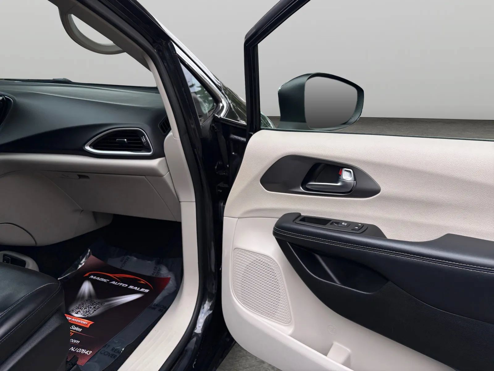 Used 2023 Chrysler Pacifica Touring-L FWD image 21