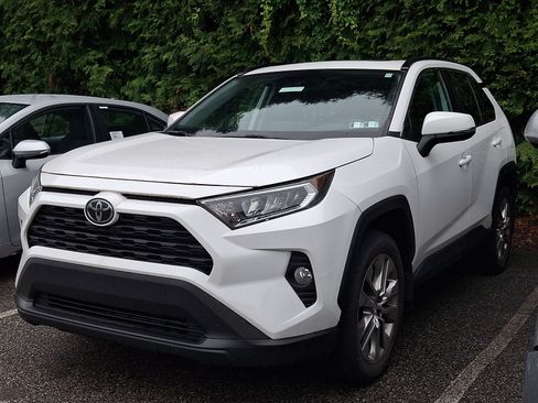Used 2020 Toyota RAV4 XLE Premium AWD/4WD image 3