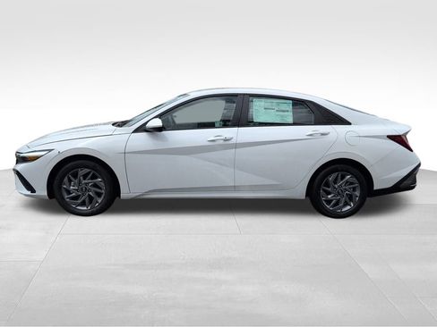 Used 2025 Hyundai Elantra Hybrid FWD image 4