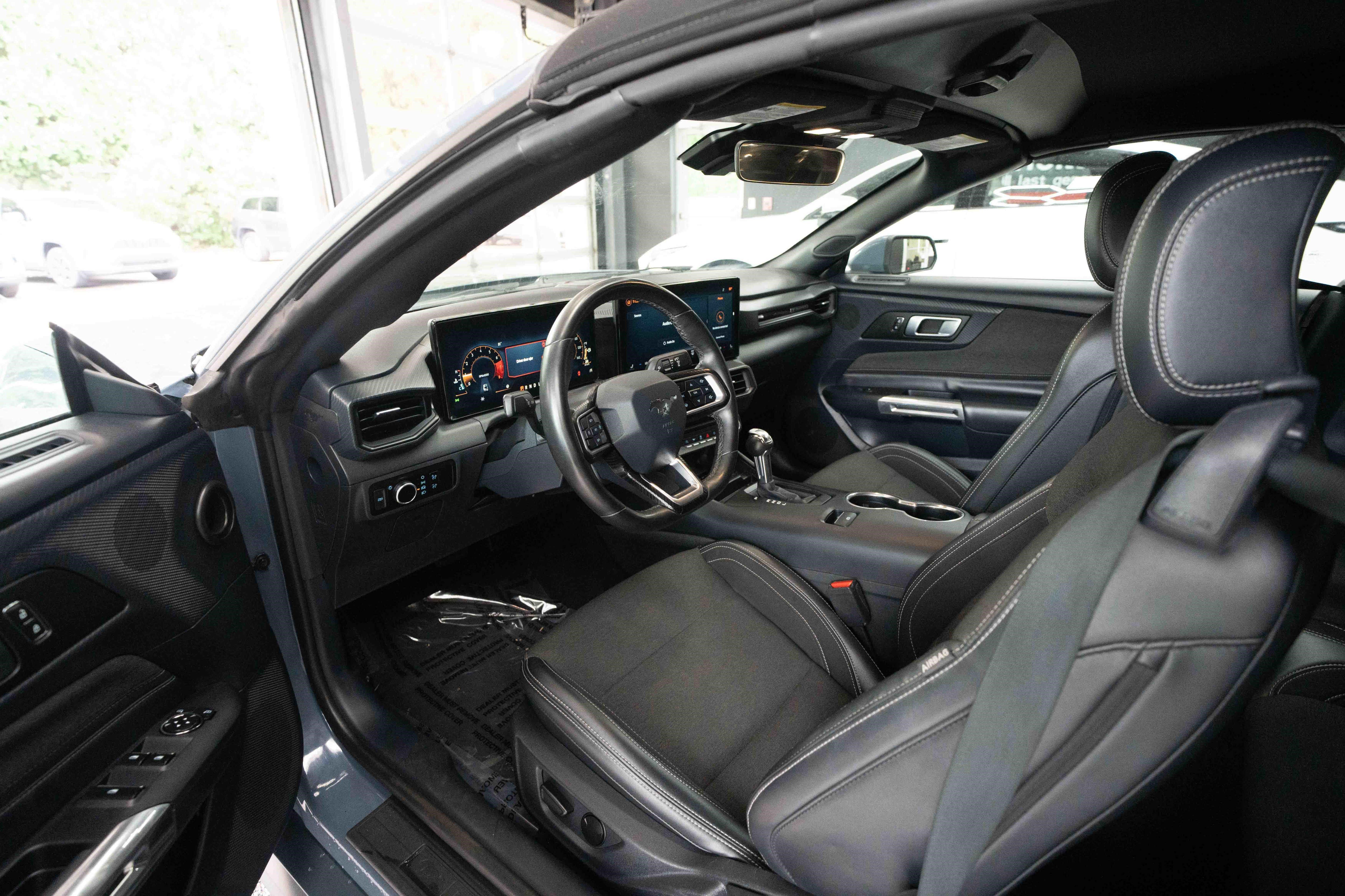 Used 2024 Ford Mustang Convertible RWD image 8