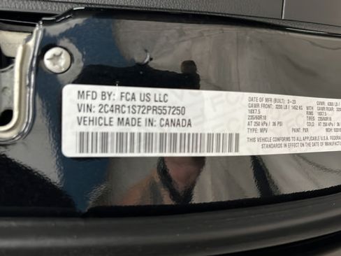 Used 2023 Chrysler Pacifica Limited w/ Uconnect Theater Family Group FWD image 28