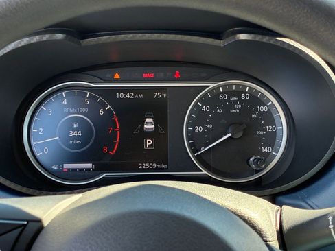 Used 2025 Nissan Versa SV image 38