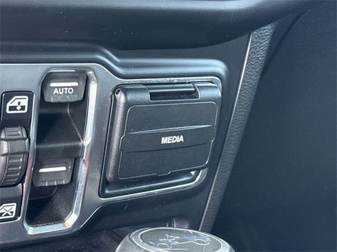 Used 2019 Jeep Wrangler Unlimited Sahara image 29