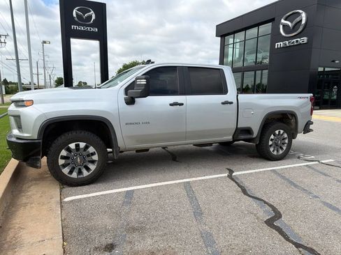 Used 2021 Chevrolet Silverado 2500 Custom w/ Custom Value Package AWD/4WD image 2