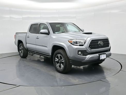 Used 2018 Toyota Tacoma TRD Sport w/ Technology Package image 16