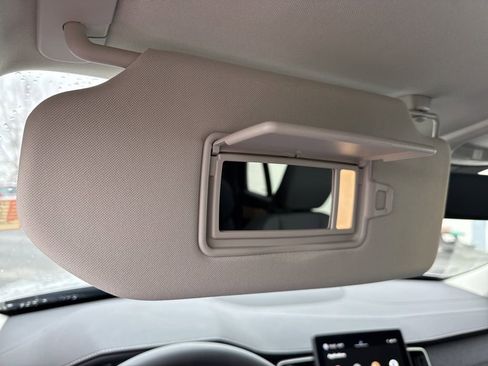 Used 2025 Volvo XC90 B6 Core w/ Climate Package image 32