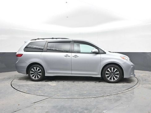Used 2020 Toyota Sienna XLE w/ XLE Navigation Package AWD/4WD image 9