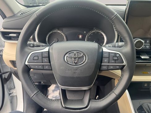 Used 2024 Toyota Highlander XLE image 12