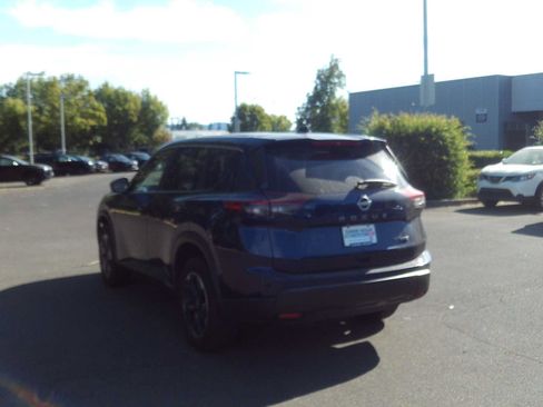 Used 2024 Nissan Rogue SV AWD/4WD image 3