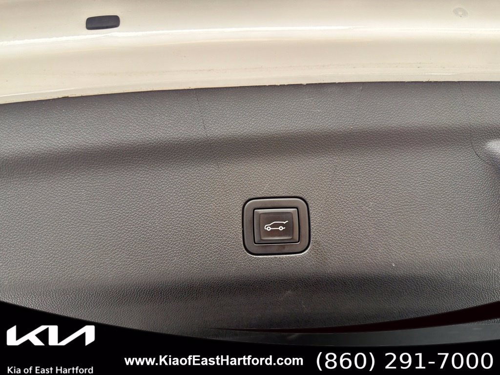 Used 2023 GMC Yukon XL SLT AWD/4WD image 17