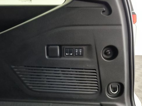 Used 2025 GMC Yukon XL Denali w/ Sun & Power Step Package image 19