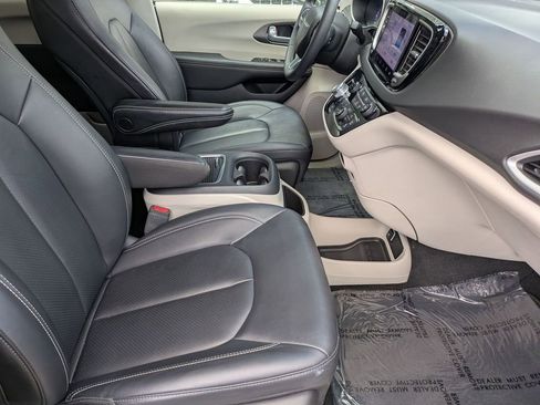 Used 2024 Chrysler Pacifica Touring-L FWD image 29