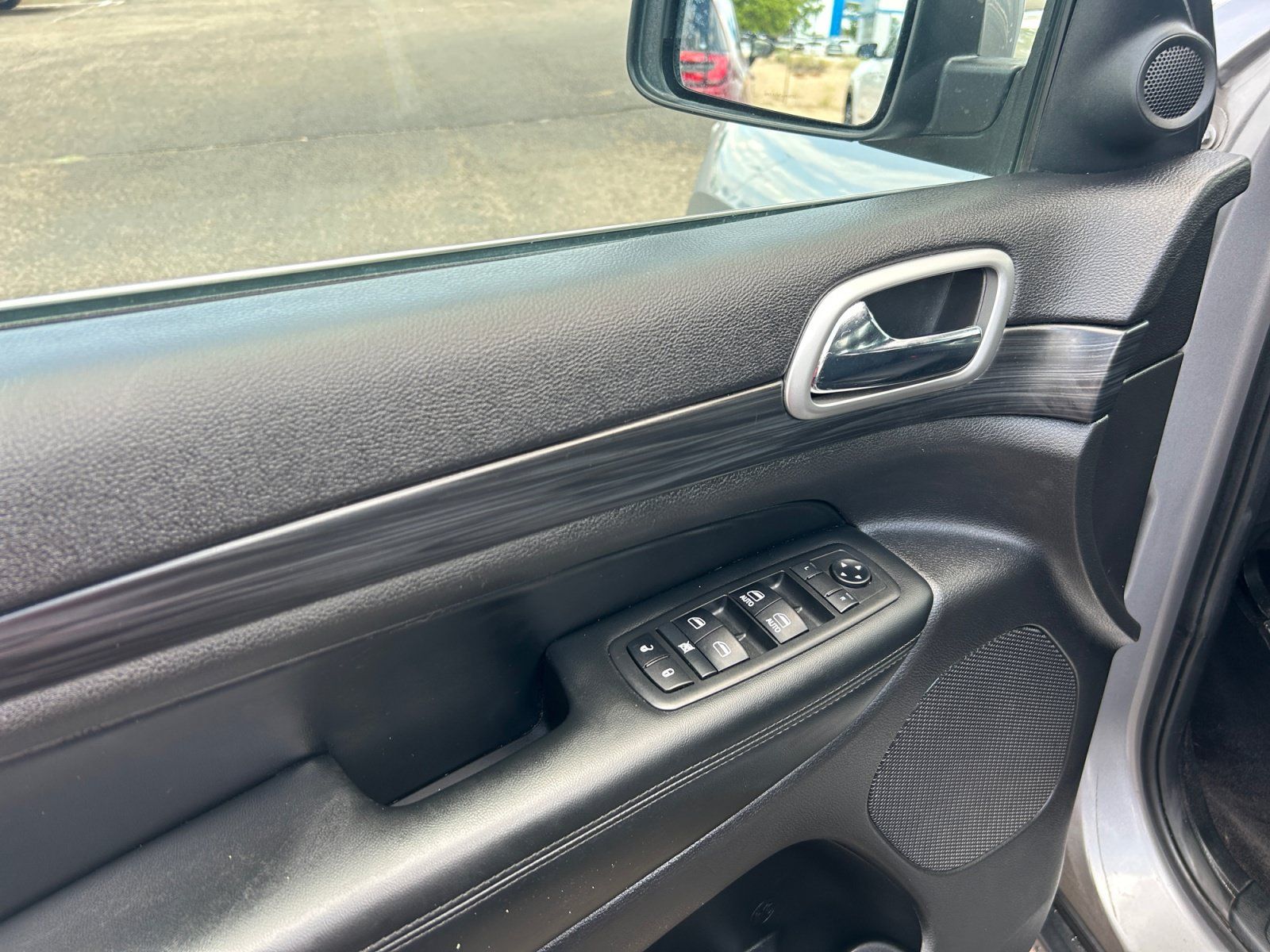 Certified 2019 Jeep Grand Cherokee Laredo w/ 18" Wheel & 8.4" Radio Group AWD/4WD image 13