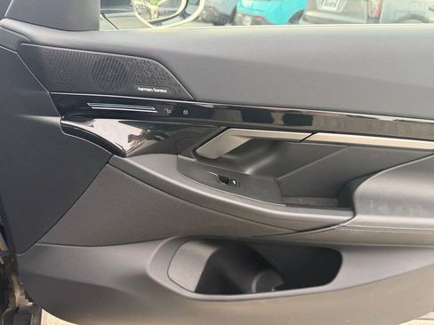 Used 2024 BMW 530i w/ Premium Package image 33