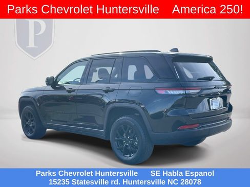 Used 2025 Jeep Grand Cherokee Altitude AWD/4WD image 5