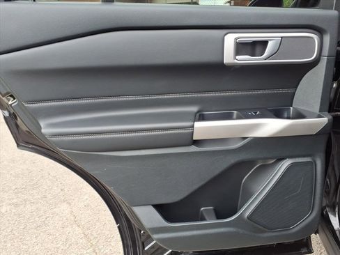 Used 2023 Ford Explorer XLT image 7