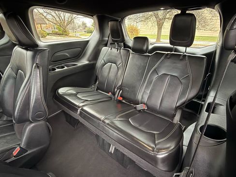 Used 2024 Chrysler Pacifica Select image 23