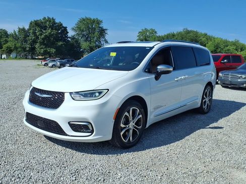 Used 2025 Chrysler Pacifica Pinnacle w/ Trailer Tow Group AWD/4WD image 7