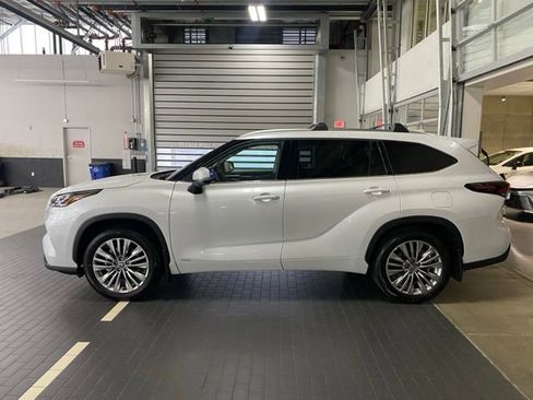 New 2026 Toyota Highlander Platinum image 7