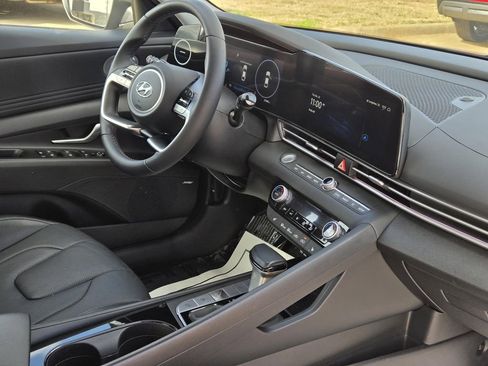 Used 2023 Hyundai Elantra Limited image 9
