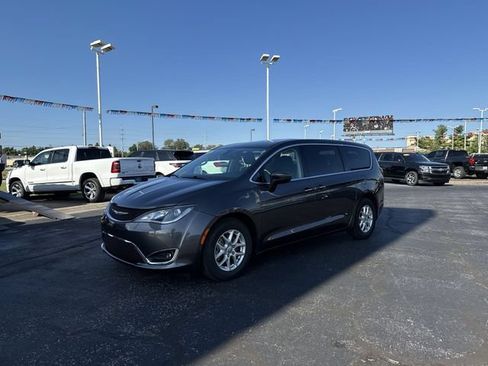 Used 2017 Chrysler Pacifica Touring Plus FWD image 2