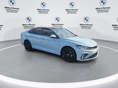 Used 2025 Volkswagen Jetta SE FWD image 2