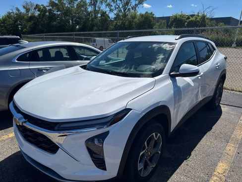 Used 2025 Chevrolet Trax LT FWD image 18