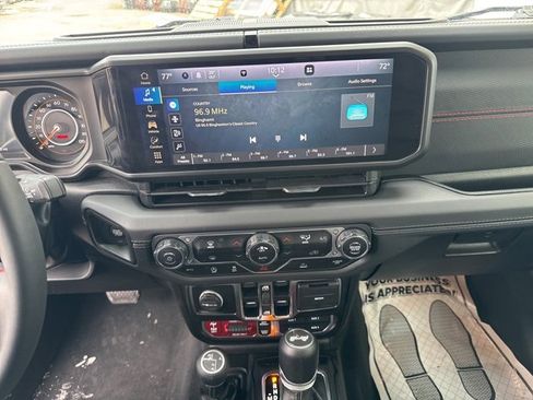 Used 2024 Jeep Wrangler Unlimited Rubicon image 12