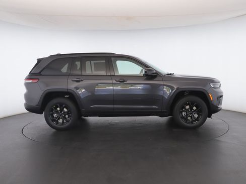 New 2025 Jeep Grand Cherokee Altitude image 32